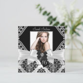 Elegant Diamond Bow Black Damask Foto Sweet 16 Einladung (Stehend Vorderseite)