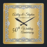 Elegant Diamonds 50. Hochzeitstag Quadratische Wanduhr<br><div class="desc">Opulente Eleganz umrahmt dieses 50-jährige Hochzeitsstipendesign in einem einzigartigen geschmolzenen Diamantendesign mit herzförmigen Diamantakzenten und Imitaten, die Glitzern auf einem goldenen Farbverlauf hinzu bringen. Bitte beachten Sie, dass alle Verzierungen bedruckt sind und nur so gedruckt werden, dass sie möglichst real in einem flachen, bedruckten Design erscheinen. Dazu gehören alle metallischen...</div>