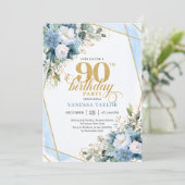 Elegant Dusty Blue 90th Birthday Floral Script Einladung (Stehend Vorderseite)