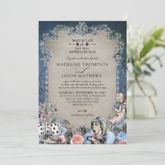 Elegant Dusty Blue Alice im Wunderland Wedding Einladung (Stehend Vorderseite)