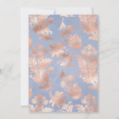 Elegant Dusty Blue and Rose Gold Floral Wedding Einladung (Rückseite)