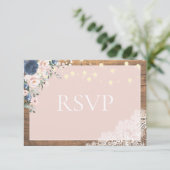 Elegant Dusty Blue Blush Rustic Wood Lace Script RSVP Karte (Stehend Vorderseite)
