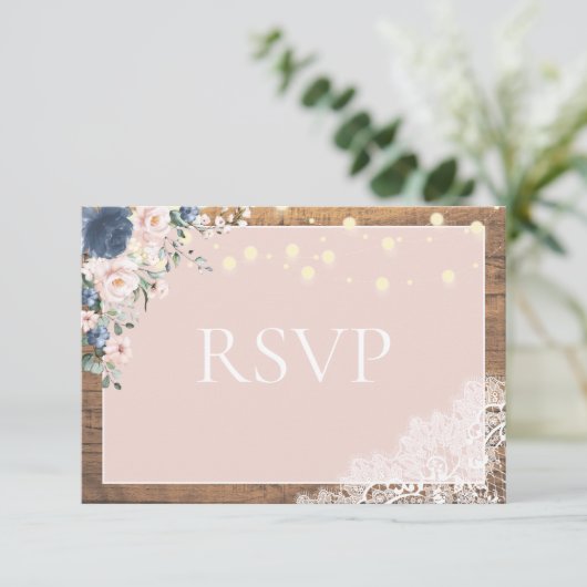 Elegant Dusty Blue Blush Rustic Wood Lace Script RSVP Karte (Stehend Vorderseite)
