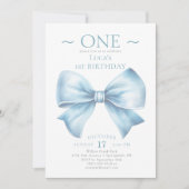 Elegant Dusty Blue Bow First Boy Birthday Einladung (Vorderseite)