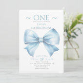 Elegant Dusty Blue Bow First Boy Birthday Einladung (Stehend Vorderseite)