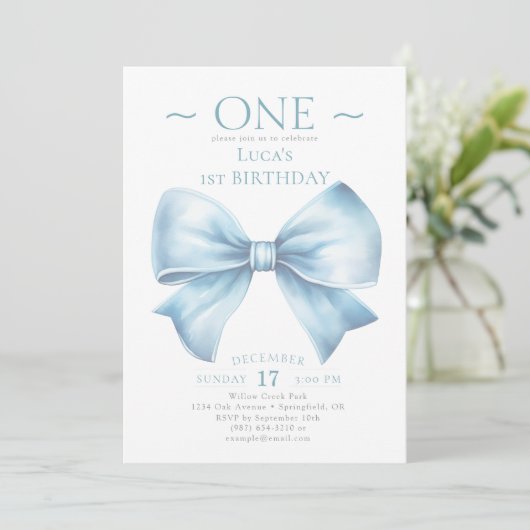 Elegant Dusty Blue Bow First Boy Birthday Einladung (Stehend Vorderseite)