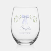 Elegant Dusty Blue Bow Name Bridesmaid Vorschlag Weinglas Ohne Stiel (Vorderseite)