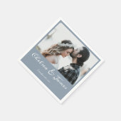 Elegant Dusty Blue Calligraphy Foto Wedding Serviette (Ecke)