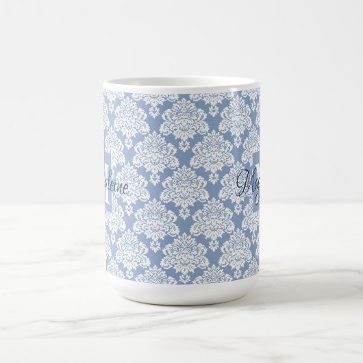 Elegant Dusty Blue Damask Lace Monogram und Name Kaffeetasse (Mittel)