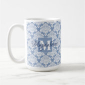 Elegant Dusty Blue Damask Lace Monogram und Name Kaffeetasse (Links)