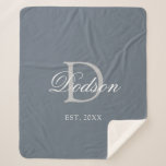 Elegant Dusty Blue Etablierte Wedding Monogram Sherpadecke<br><div class="desc">Elegant Dusty Blue Etablished Wedding Monogram Sherpa Blanket entworfen mit individualisierbaren trendigen staubblauen Hintergrund und hellgrauem Monogramm Initial in der Mitte. Personalisiert mit dem Nachnamen des Ehepaares in der klassischen weißen Kalligraphie Schrift-Schrift und etabliert Jahr ist auf der unteren Front. Eine großartige Idee für die Hauswärmung oder das Brautparty. KLICKEN...</div>