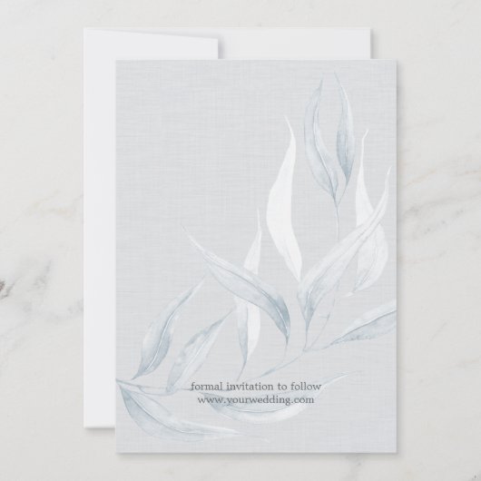 Elegant Dusty Blue Eucalyptus Silver Save the Date Einladung (Rückseite)