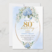 Elegant Dusty Blue Floral 80th Birthday Invitation Einladung (Vorderseite)