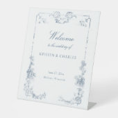 Elegant Dusty Blue Floral Begrüßungszeichen Sockelschild (Vorderseite)