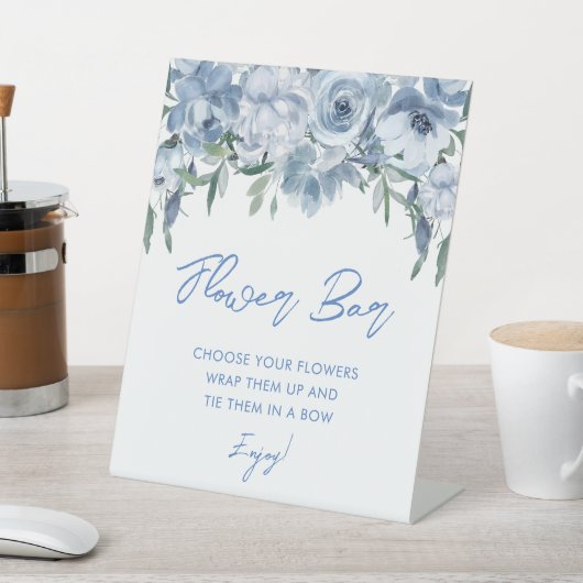 Elegant Dusty Blue Floral Bouquet Blume Bar Sockelschild (In SItu)