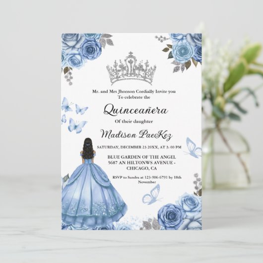Elegant Dusty Blue Floral Butterfly Quinceanera Einladung (Stehend Vorderseite)