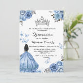Elegant Dusty Blue Floral Butterfly Quinceanera Einladung (Stehend Vorderseite)