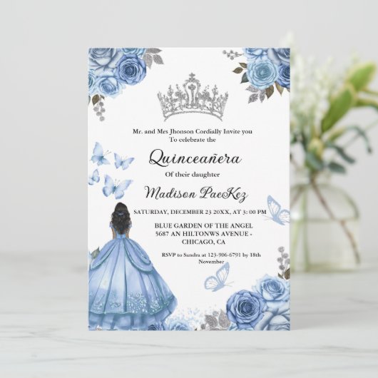 Elegant Dusty Blue Floral Butterfly Quinceanera Einladung (Stehend Vorderseite)