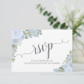 Elegant Dusty Blue Floral Calligraphy Wedding RSVP Karte (Stehend Vorderseite)