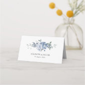 Elegant Dusty Blue Floral Folded Wedding Platzkarte (Rückseite)