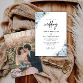 Elegant Dusty Blue Floral Foto Wedding Einladung