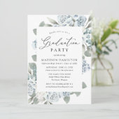Elegant Dusty Blue Floral Graduation Party Einladung (Stehend Vorderseite)