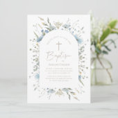 Elegant Dusty Blue Floral mit Script-Taufe Einladung (Stehend Vorderseite)