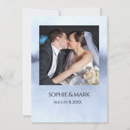 Elegant Dusty Blue Floral Monogram Wappen Wedding Dankeskarte (Rückseite)