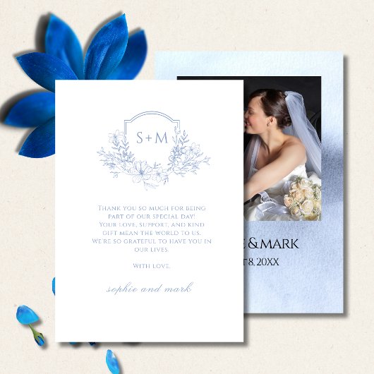 Elegant Dusty Blue Floral Monogram Wappen Wedding Dankeskarte