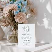 Elegant Dusty Blue Floral Monogram Wappen Wedding Einladung