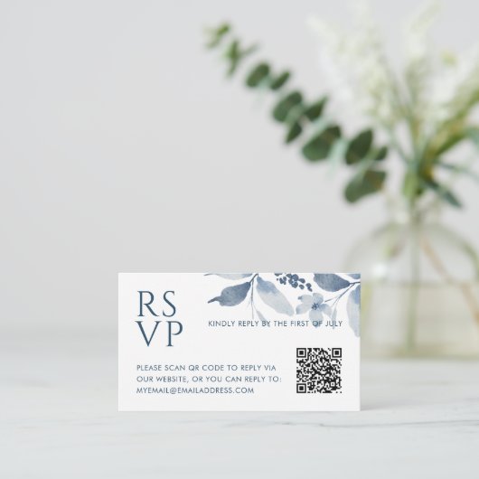 Elegant Dusty Blue Floral QR Code UAWG Wedding Begleitkarte (Stehend Vorderseite)