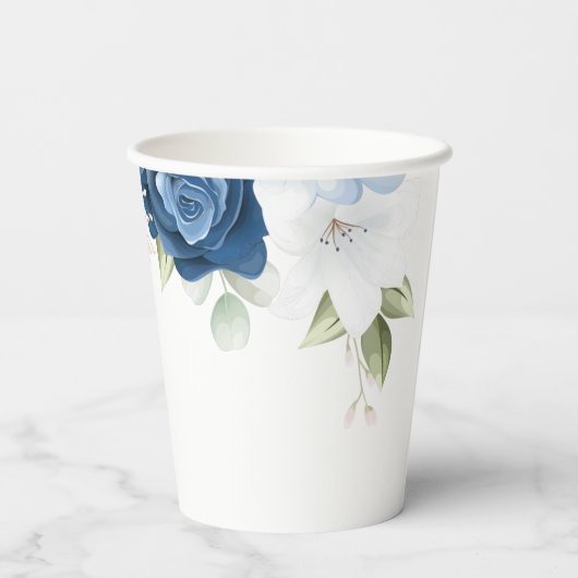 Elegant Dusty Blue Floral Script Brautparty Pappbecher (Rückseite)