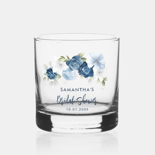 Elegant Dusty Blue Floral Script Brautparty Whiskyglas (Vorderseite)