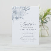 Elegant Dusty Blue Floral Taufe Einladung (Stehend Vorderseite)