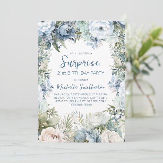 Elegant Dusty Blue Floral Überraschung 21. Geburts Einladung (Stehend Vorderseite)