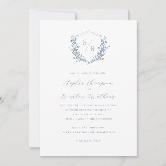 Elegant Dusty Blue Floral Wappen Monogram Wedding Einladung (Vorderseite)