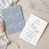 Elegant Dusty Blue Floral Wappen Monogram Wedding Einladung