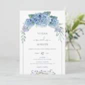Elegant Dusty Blue Floral Wedding Einladung (Stehend Vorderseite)