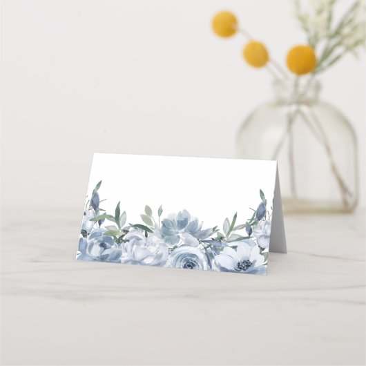 Elegant Dusty Blue Floral Wedding Platzkarte (Vorderseite)