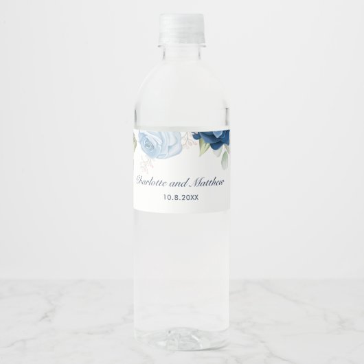 Elegant Dusty Blue Floral Wedding Wasserflaschenetikett (Vorderseite)