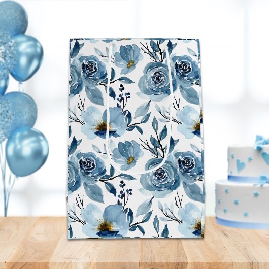Elegant Dusty Blue Floral White Happy Birthday Mittlere Geschenktüte