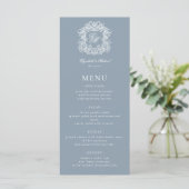 Elegant Dusty Blue Formal Monogram Crest Wedding Menükarte (Stehend Vorderseite)