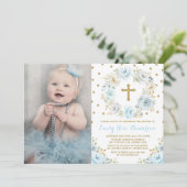 Elegant Dusty Blue Gold Floral Taufkommunion Einladung (Stehend Vorderseite)