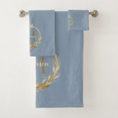 Elegant Dusty Blue Gold Monogram Eucalyptus Wreath Badhandtuch Set (Insitu)