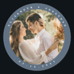 Elegant Dusty Blue Gray Couple Foto Gastgeschenk H Runder Aufkleber<br><div class="desc">Elegant Dusty Blue Gray Couple Foto Gastgeschenk Hochzeit Classic Round Sticker</div>