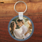 Elegant Dusty Blue Gray Couple Foto Gastgeschenk H Schlüsselanhänger (Vorderseite)