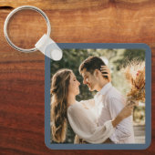 Elegant Dusty Blue Gray Couple Foto Gastgeschenk H Schlüsselanhänger (Vorderseite)