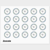 Elegant Dusty Blue Greenery Monogram Initial Runder Aufkleber (Blatt)