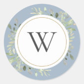 Elegant Dusty Blue Greenery Monogram Initial Runder Aufkleber (Vorderseite)