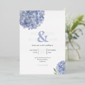 Elegant Dusty Blue Hydrangeas Floral Bouquets Foil Folieneinladung (Stehend vorne)